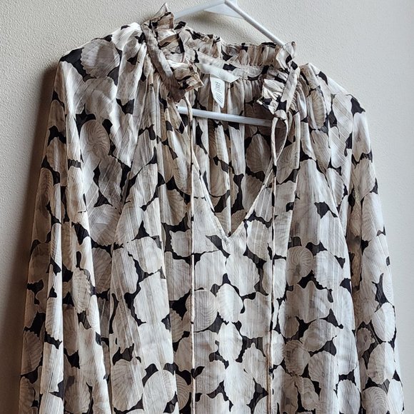 H&M Cream/Black Ruffled V-Neck Seashell Blouse Size XS - Picture 2 of 12